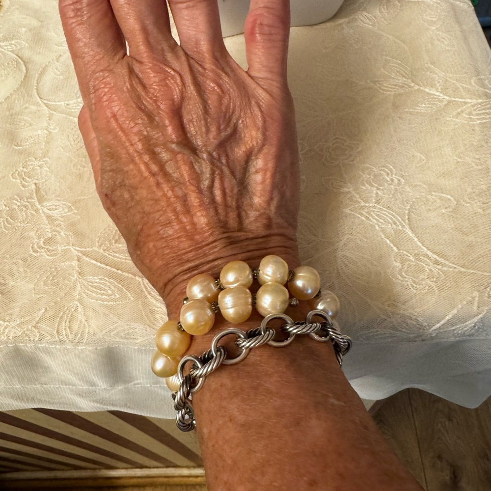 Gorgous coil genuine pearl bracelet